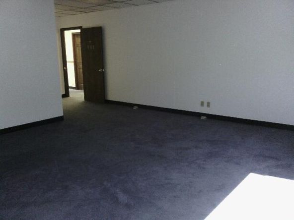 LARGE OPEN OFFICE, SEVERAL USES. FLAT RATE, EASY LEASE